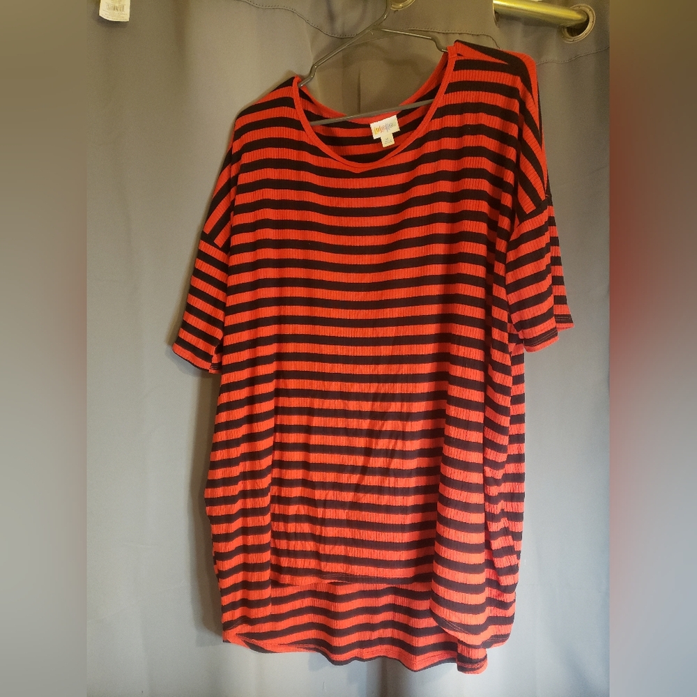 LulaRoe Irma red & black XL